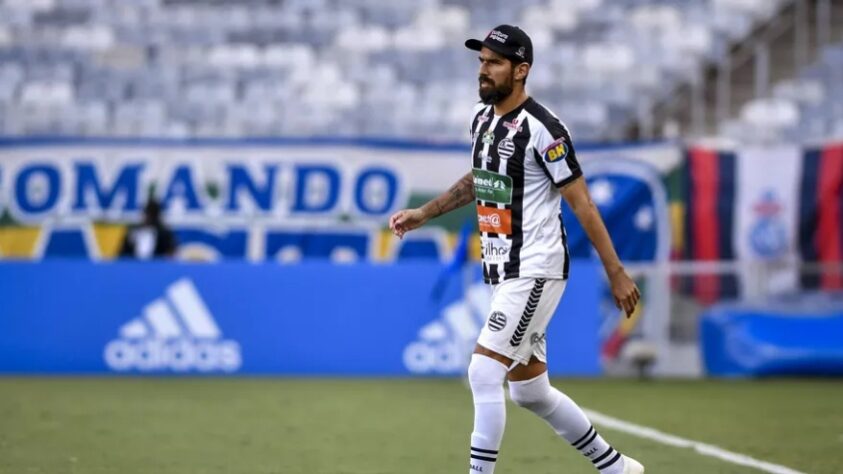 FECHADO - O centroavante uruguaio Loco Abreu, de 44 anos, se despediu dos companheiros de Athletic. Com a paralisação do Campeonato Mineiro por 15 dias, o jogador resolveu acelerar sua volta ao Uruguai. De acordo com a rádio "Itatiaia", o atacante deve assinar com um clube para a disputa da liga nacional uruguaia.