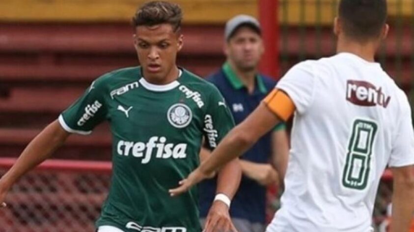 FECHADO - O promissor atacante Daniel Melo não faz mais parte do elenco Sub-20 do Palmeiras. O jogador publicou uma nota no seu Instagram no início da semana informando que deixa o clube para a temporada 2021. Com contrato até agosto, o jogador rescindiu amigavelmente com o clube e está livre para assinar com qualquer equipe.