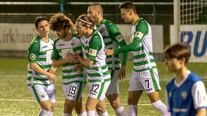 O time galês The New Saints é o detentor do recorde de mais vitórias consecutivas:27. Em 2016, a equipe venceu 21 partidas da liga galesa, quatro da Copa do País de Gales e duas da Scottish Challenge Cup. O jogo que culminou no recorde foi a vitória por 2 a 0 contra o Cefn Druids.