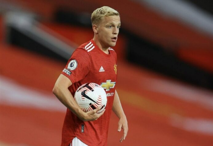 NEGOCIANDO - O Crystal Palace negocia com o Manchester United os últimos detalhes salariais para assinar com o meia Van de Beek, segundo Fabrizio Romano.