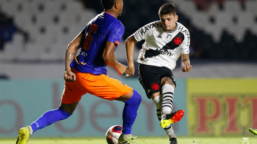 Na noite deste sábado, 13, o Vasco empatou com o Nova Iguaçu por 2 a 2, em São Januário, pela 3ª rodada da Taça Guanabara. Pelo Gigante da Colina, Gabriel Pec foi o grande destaque marcando duas vezes, entretanto, a Laranja da Baixada chegou ao empate com gol contra de Ricardo Graça e golaço de Raphael Carioca. 