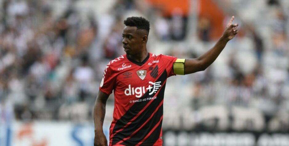 FECHADO - O volante Wellington já está regularizado e pode fazer a estreia pelo Fluminense. O nome do jogador saiu no Boletim Informativo Diário (BID) da CBF nesta sexta-feira. O atleta, que estava sem clube desde que terminou o contrato com o Athletico-PR em dezembro, assina com o Tricolor por dois anos e chega sem custos. Além dele, o lateral Samuel Xavier e o zagueiro Rafael Ribeiro também estão regularizados.