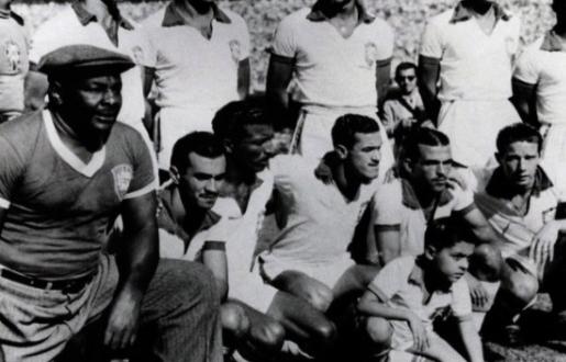 Friaça defendeu a seleção na Copa de 1950, fazendo o primeiro gol da final que terminou com virada uruguaia no Maracanã. Na foto, é o segundo dos abaixados da direita para a esquerda.