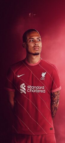 Com o futebol europeu em andamento, alguns times já revelaram as novas camisas para a temporada 2021/2022. Os últimos uniformes divulgados foram os do Liverpool e da Juventus. Confira os uniformes de 12 equipes europeias para a próxima temporada que já foram reveladas!