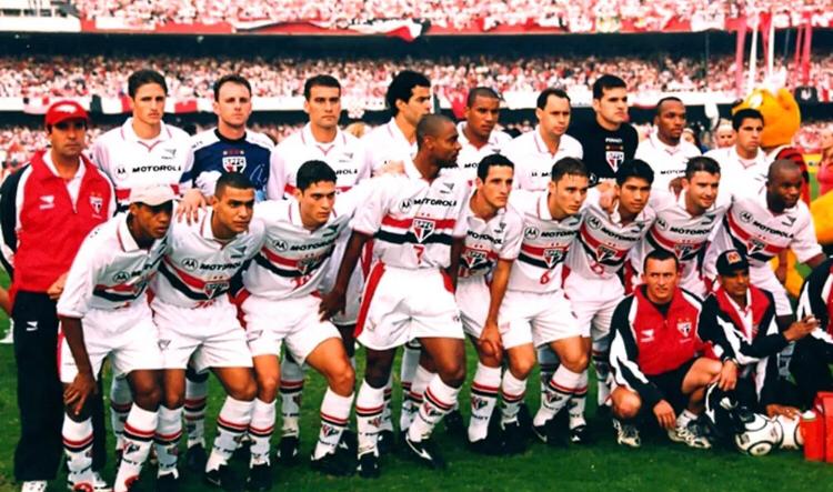 O atacante, porém, fechou com o São Paulo após a derrota do Palmeiras contra o Manchester United, na final do Mundial. Pelo Tricolor, mesmo com a passagem curta, foi campeão do Paulistão de 2000.