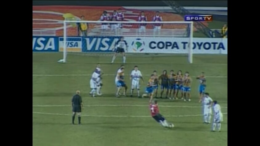 Diferente do primeiro gol, dessa vez Rogério bateu no canto do goleiro, sem chances de defesa.