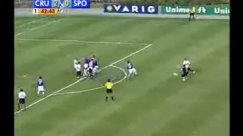 O Cruzeiro chegou a fazer 2 x 0 e teve a chance do terceiro, ainda no primeiro tempo, na cobrança de pênalti de Wagner, aos 39 minutos. Porém, Rogério Ceni defendeu a cobrança e, apenas três minutos depois de fazer essa defesa, o goleiro do São Paulo marcou um gol, em bela batida de falta. Na cobrança, ele passou para seu companheiro, que pisou para a finalização certeira do Mito no canto direito. 