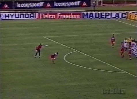 A partida ainda estava em 0 a 0 quando Rogério cobrou a falta. O chute no canto esquerdo do goleiro Adinam foi imparável e, assim, Rogério abriu o placar para o São Paulo em Araras, SP.