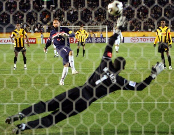 Gol no Mundial de 2005 - Após ser campeão da Libertadores, o São Paulo foi para o Japão para a disputa do mundial de clube. Nesta edição do torneio, Ceni bateu mais um recorde ao ser o único goleiro da história a marcar um gol no mundial. O gol foi marcado na semifinal, contra o Al-Ittihad.