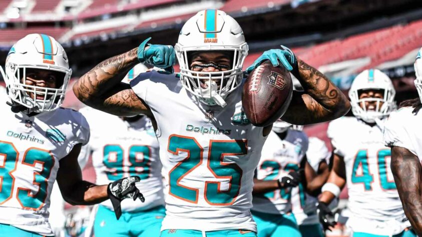 2. Xavien Howard (Miami Dolphins): Finalmente recuperado de lesões que o tiraram de campo por cerca de metade das temporadas de 2018 e 2019 combinadas, Howard chegou ao melhor ponto de sua carreira em 2020. Com 20 passes defendidos e 10 interceptações, o corner dos Dolphins liderou a NFL em ambas as estatísticas, o que lhe rendeu a nomeação ao First-team All-Pro, além de seu segundo Pro Bowl.