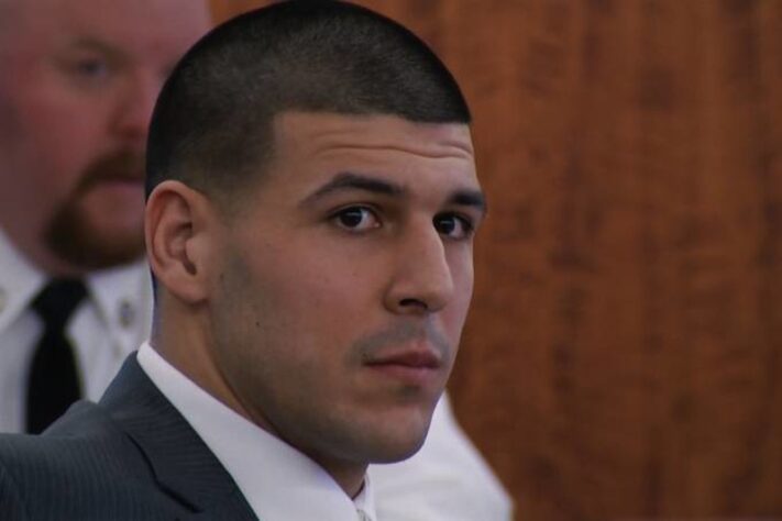 Aaron Hernandez: um dos mais famosos casos da fusão entre crimes e esporte. O tight end, do New England Patriots à época, assassinou uma pessoa e foi condenado à prisão perpétua. Um verdadeiro escândalo do esporte. Na prisão, Hernandez tirou a própria vida. O caso se tornou um documentário na Netflix.