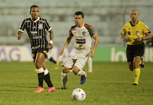 SALGUEIRO - Mostrou ser um time organizado, mas muito inferior ao Corinthians tecnicamente e fisicamente.