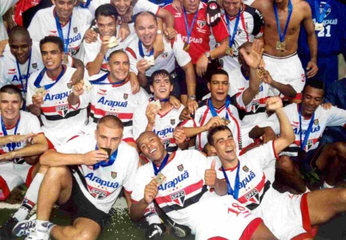 2001 - Arapuã - A Arapuã foi uma rede de varejo importante na venda de eletrodomésticos e decidiu patrocinar o São Paulo somente na final do Rio-SP de 2001. O tricolor foi campeão ao bater o Botafogo.