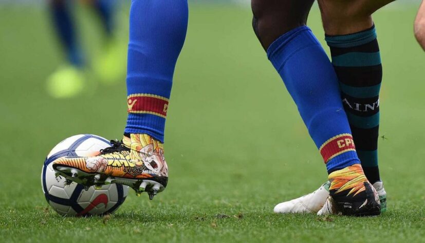  O meio-campista Bakary Sako, quando atuava pelo Crystal Palace da Inglaterra, entrou em campo com uma chuteira especial da Nike, com as figuras de Vegeta e Goku, personagens do anime anime Dragon Ball Z.