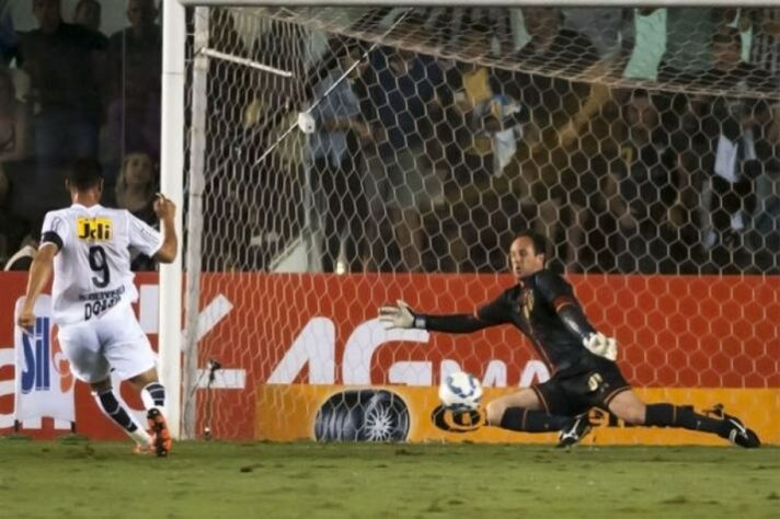 Último jogo oficial pelo São Paulo - Sua despedida nos gramados aconteceu dia 28 de outubro de 2015,  na derrota para o Santos por 3 a 1, na Vila Belmiro, pela Copa do Brasil.