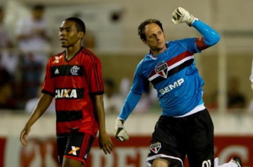 Flamengo - 3 gols: hoje técnico do Rubro-Negro, Ceni marcou três vezes contra o clube. Foram dois gols de pênalti e um de falta.