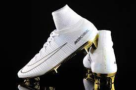 Em 2016, para homenagear as conquistas de Cristiano Ronaldo naquele ano (Champions com o Real Madrid e Eurocopa com Portugal), a Nike lançou a chuteira “Mercurial CR7 Vitórias”.