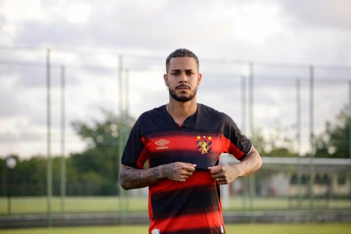 FECHADO - O atacante Maxwell parece estar de novo clube, porém permanecendo em Recife já que, segundo informação do portal 'ge', o avante deixou o Sport e já se acertou com o Santa Cruz. Ele ainda não foi oficializado pelo clube do Arruda, mas já teria assinado contrato e posado com a camisa do Tricolor.