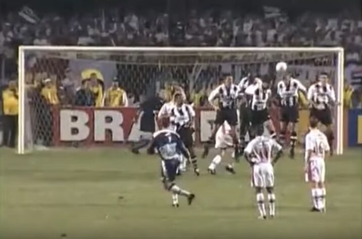 Santos - 5 gols: o goleiro marcou quatro vezes diante do rival. Foram três de faltas e dois de pênalti. Um dos gols foi na final do Paulistão de 2000.