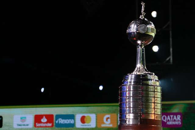 Com seis clubes brasileiros na disputa, as partidas de volta das oitavas de final da Copa Libertadores começam a ser disputadas hoje, terça-feira (20). Vale lembrar que o torneio utiliza o critério de gol fora de casa como desempate até a semifinal. Saiba onde ver os jogos das oitavas da Libertadores e o que cada time precisa para avançar às quartas!