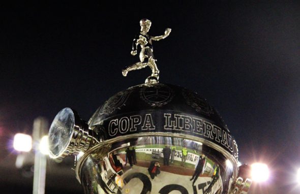 Libertadores: a CONMEBOL ainda não se pronunciou sobre uma possível paralisação, mas por enquanto os jogos seguem sendo realizados normalmente. Caso uma cidade esteja em lockdown, a partida é realocada.