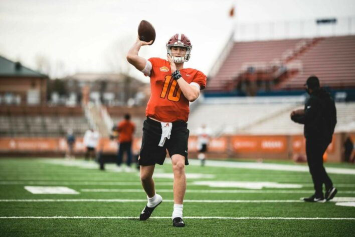 8º Carolina Panthers - Mac Jones (QB/Alabama): Com um piso mais alto, tendo enfrentado competição mais alta e mais experiência que Trey Lance, Mac Jones se junta ao gênio criativo Joe Brady, que tem as armas para fazer o quarterback render o máximo na NFL. 