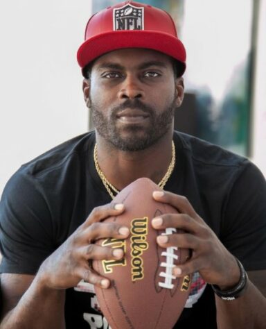 Michael Vick: o quarterback foi condenado à prisão por 23 meses após organizar rinhas de briga de cachorro nos Estados Unidos, à época ele atuava pelo Atlanta Falcons. Após o período na cadeia, Vick voltou à NFL e chegou a jogar no Philadelphia Eagles, New York Jets e Pittsburgh Steelers, antes de se aposentar.