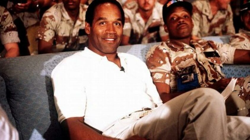 OJ Simpson: o running back do Hall da Fama foi acusado de assassinar sua ex-esposa e um amigo dela em 1994. O ex-jogador foi perseguido pela polícia numa icônica cena televisiva. No julgamento, Simpson conseguiu convencer o júri de que não estava envolvido no crime, sendo considerado inocente. Anos depois, OJ teve mais problemas legais, enfrentando a Justiça por falta de pagamentos fiscais e por um roubo, no qual foi sentenciado à prisão.