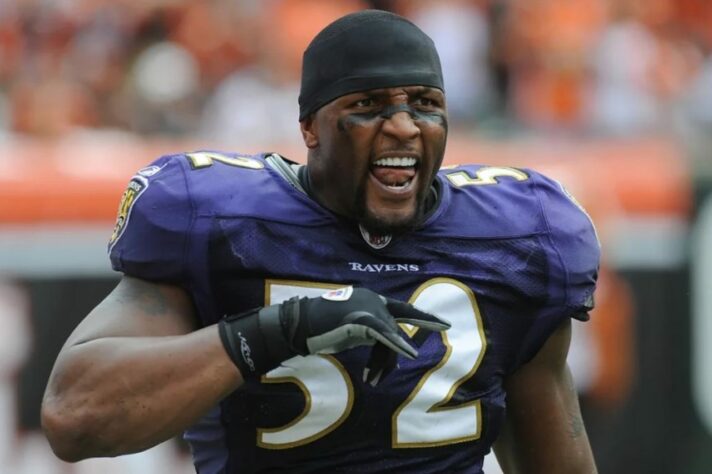 Ray Lewis: O linebacker do Hall da Fama da NFL se envolveu em uma confusão na saída de uma boate que culminou com a morte de duas pessoas, assassinadas por membros do grupo que Lewis estava. O jogador foi acusado de obstrução da Justiça e condenado a um ano em liberdade condicional mais multa de 250 mil dólares. Ele também chegou a acordos com familiares de ambas vítimas. Na época atuava pelo Baltimore Ravens.