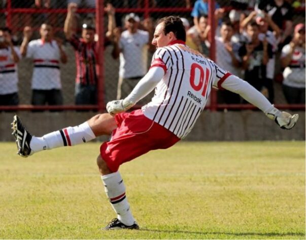 Mogi Mirim - 3 gols: outro clube que levou três gols de Ceni foi o Mogi. Rogério marcou três vezes de pênalti.