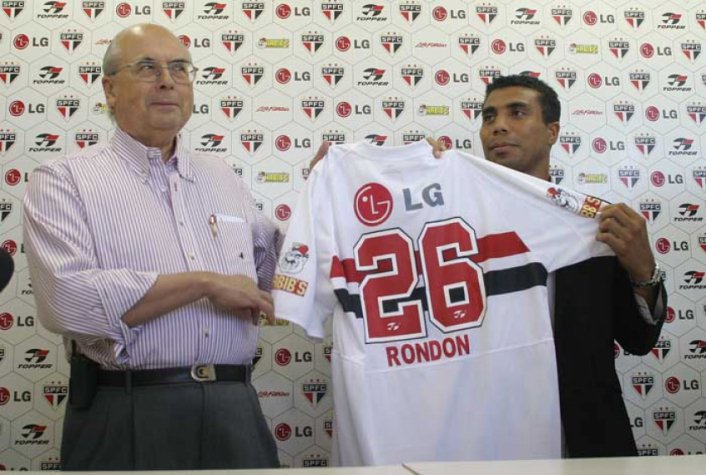 Rondón - Com a saída de Luis Fabiano em 2004, o São Paulo trouxe o venezuelano Alexander Rondón, que estava no Estudiantes de Mérida-VEN, sob respaldo de Milton Cruz.
