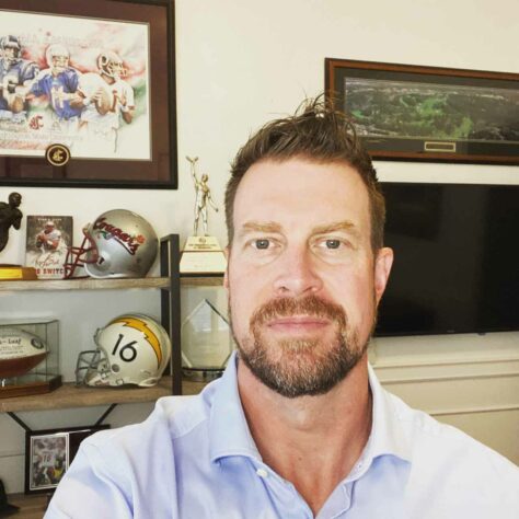 Ryan Leaf: considerado um dos maiores busts da história da NFL, Leaf, que chegou a disputar a escolha número 1 do Draft de 1998 com Peyton Manning, não esconde que sua conturbada vida extracampo o fez desapontar no futebol americano profissional. O jogador ficou preso por 2 anos e meio por roubo e posse de droga.