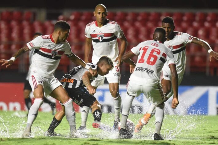 Em partida válida pela 3ª rodada do Campeonato Paulista, o São Paulo aplicou uma goleada de 4 a 0 no clássico contra o Santos e manteve a liderança do Grupo B do estadual. Veja as notas do LANCE! para o Tricolor na partida. (por Redação São Paulo)