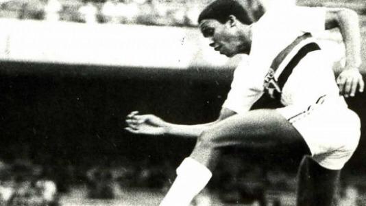 Na fase de grupos da Libertadores de 1982, o São Paulo enfrentou o Defensor, em Montevidéu. O Tricolor saiu com a vitória por 3 a 1, com dois gols de Serginho Chulapa e um do lateral Getúlio. (Na foto, o atacante Serginho Chulapa)