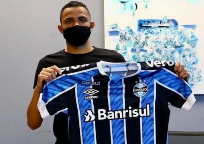 O lateral também de 20 anos é mais uma jóia do Grêmio teve desempenho promissor na temporada. Vanderson deu 35 dribles em 30 partidas e tem chances de ser negociado pelo Imortal. 