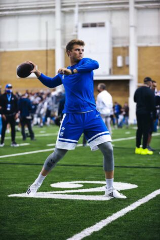 2º New York Jets - Zach Wilson (QB/BYU): O Pro Day de Wilson respondeu algumas questões em relação ao seu peso e altura, deixando os scouts da NFL mais tranquilos nestes aspectos. Alguns passes que o jogador tem capacidade de fazer são surreais. 