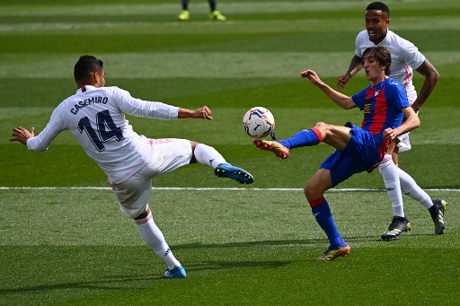 NA MÉDIA - Consistente na defesa, Casemiro foi responsável por roubar uma bola e dar a assistência para Asensio abrir o placar para os merengues no duelo contra o Eibar