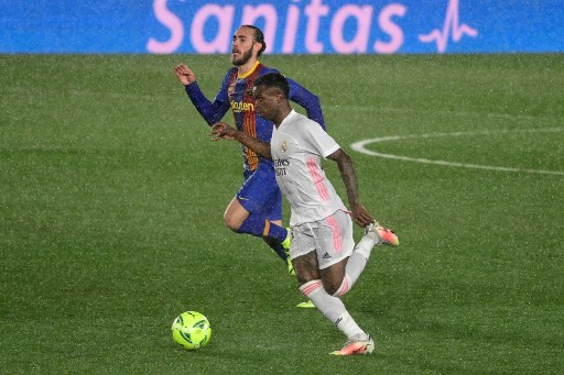 NA MÉDIA - Vinícius Júnior deu muito trabalho para a defesa do Barcelona na primeira etapa, mas não criou muitas oportunidades no segundo tempo