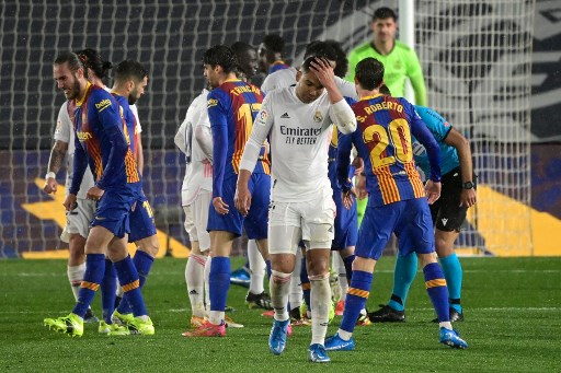 MANDOU MAL - Apesar do bom jogo, Casemiro foi expulso nos últimos minutos do El Clásico em um momento de muita pressão do Barcelona e sua saída quase comprometeu a vitória merengue