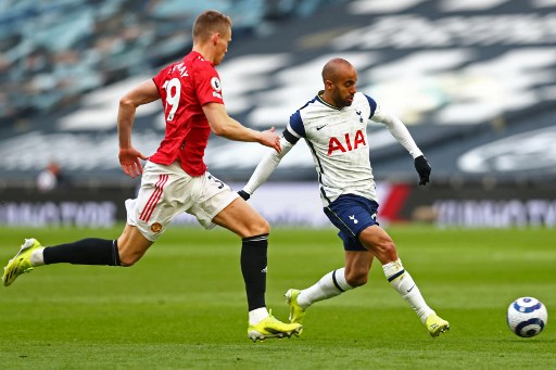 Segundo a "GOAL", Lucas Moura pode estar de saída do Tottenham, após o Al Hilal e o Al Nassr demonstrarem interesse pelo brasileiro. Os dois clubes devem disputar a contratação do atacante por se tratarem de rivais locais.