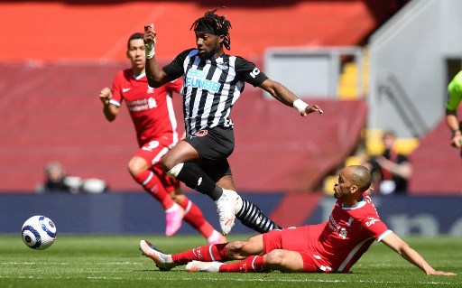 MANDOU MAL - Fabinho não conseguiu parar o rápido ataque do Newcastle e ainda foi amarelado na partida