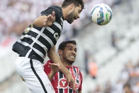 Umas das mais emblemáticas goleadas do Corinthians nos últimos tempos aconteceu no dia 22 de novembro de 2015. O Timão já tinha confirmado o título brasileiro com antecipação, mas encarou o São Paulo, em Itaquera, pela 36ª rodada. Com time reserva, o time do Parque São Jorge não se intimidou, aplicou 6 a 1 e ainda levantou a taça do Brasileirão ao fim da partida. 