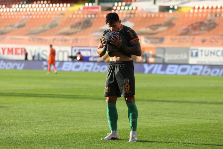 Adam Bareiro – O atacante paraguaio de 24 anos é jogador do Alanyaspor (TUR). Recentemente, foi sondado pelo Botafogo. Pertence ao Monterrey (MEX), mas está emprestado até junho de 2021. Seu valor de mercado é estimado em 2,70 milhões de euros, segundo o site Transfermarkt.