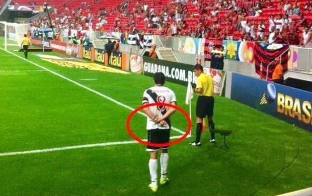 Em 2013, Juninho Pernambucano fez gesto obsceno para torcida do Flamengo antes de cobrança do escanteio, no Mané Garrincha