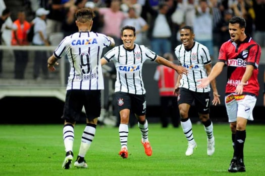 Show de Paolo Guerrero na Arena Corinthians. Três gols e um 4 a 0 contra o Danúbio, do Uruguai, pela segunda rodada do Grupo B da Libertadores de 2015. Jadson também deixou o dele. 