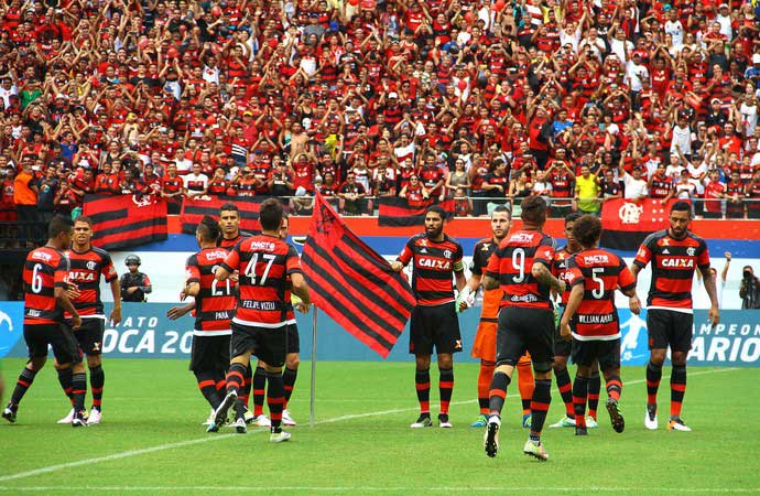 Em 2016, a equipe do Flamengo entrou correndo no gramado, não esperou os vascaínos e nem os 'mascotes' do time. O zagueiro Wallace fincou uma bandeira rubro-negra no meio-campo.