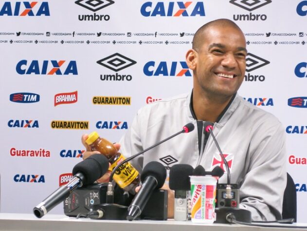 2016 - O Vasco acabou eliminando o Flamengo e Rodrigo ironizou o gesto de Wallace, usando a bandeira de escanteio