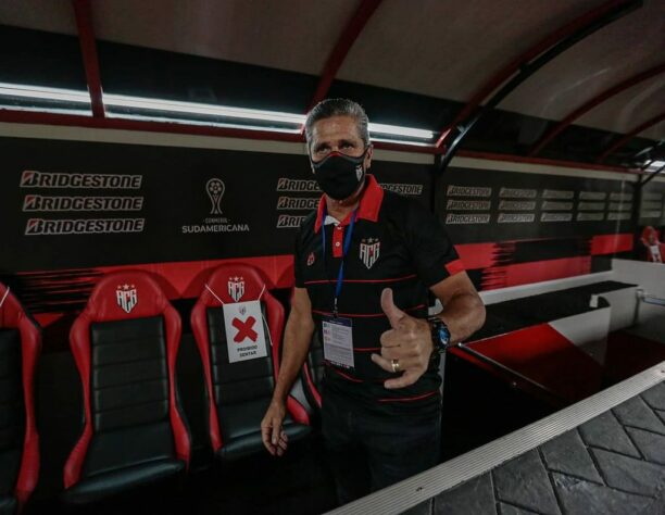 FECHADO - O Atlético-GO anunciou que o técnico Jorginho pediu demissão do cargo. Em nota oficial, o clube informou que acatou a decisão. O agora ex-treinador do Dragão comandou o time em apenas 13 jogos. No total, foram oito vitórias, quatro empates e apenas uma derrota, o que representa um aproveitamento de 71%.