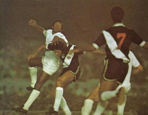 Roberto Dinamite esteve presente no primeiro título brasileiro do Vasco, quando a equipe superou o Cruzeiro em 1974. Além disso, ele foi o artilheiro da competição nacional com 16 gols.