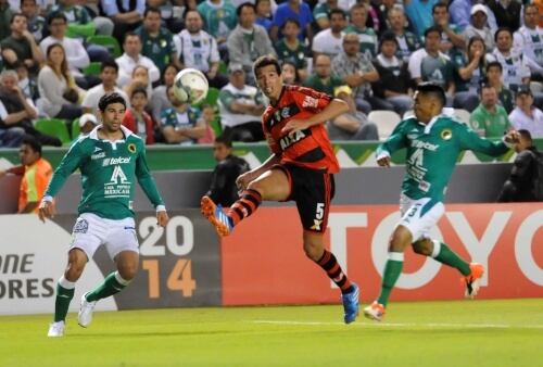 2014 - León 2 x 1 Flamengo, com gol de Cáceres